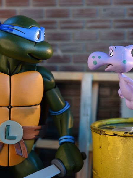 TMNT ULTIMATE LEONARDO (VHS) 7″ SCALE ACTION FIGURE