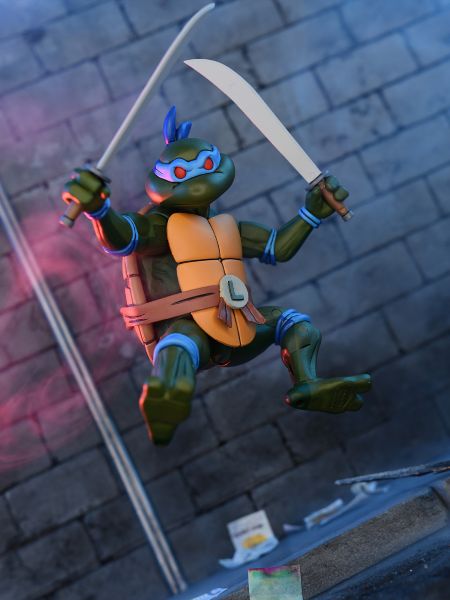 TMNT ULTIMATE LEONARDO (VHS) 7″ SCALE ACTION FIGURE