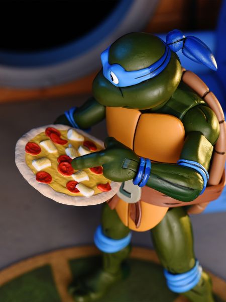 TMNT ULTIMATE LEONARDO (VHS) 7″ SCALE ACTION FIGURE